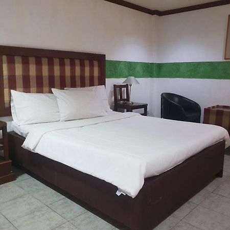 Hotel Saltimboca Tourist In Bacolod Exteriér fotografie