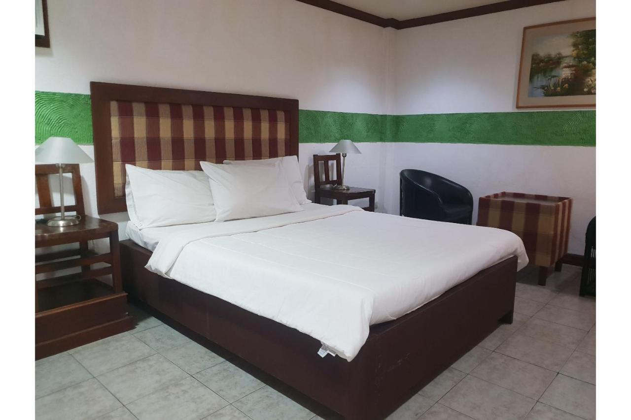 Hotel Saltimboca Tourist In Bacolod Exteriér fotografie